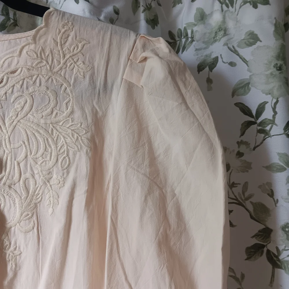 Elegant Cream Embroidered Women's Top - Picture 5 of 7